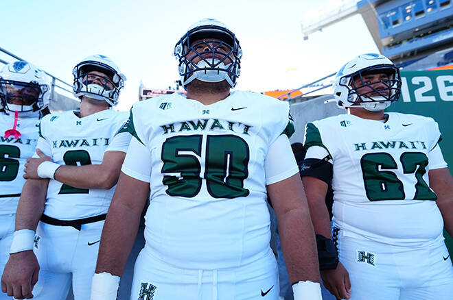 RON CHENOY / IMAGN IMAGES
Hawaii Rainbow Warriors offensive lineman Tui Muti (50), quarterback Luke Weaver (2) and offensive lineman Lautaimi Manuma (62) await the start of the game against the Colorado State Rams at Sonny Lubick Field at Canvas Stadium, in Fort Collins, Colo., today.