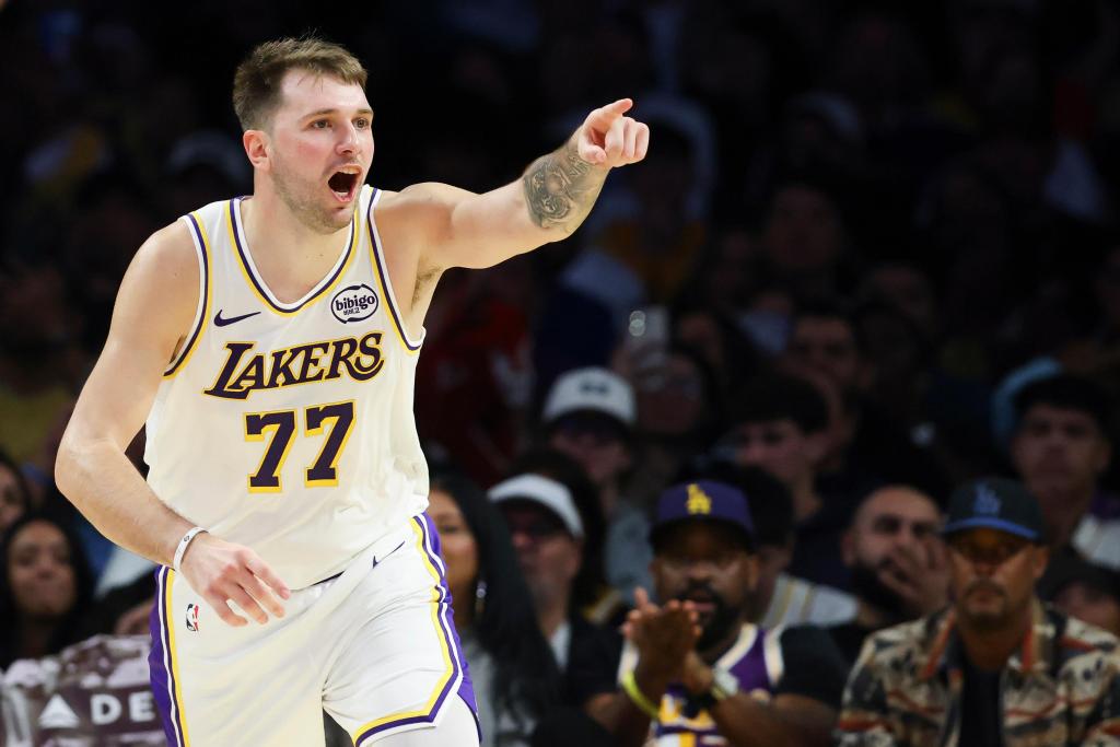 Lakers vencen 130-120 al Heat con triple-doble de Luka Doncic – Chicago Tribune