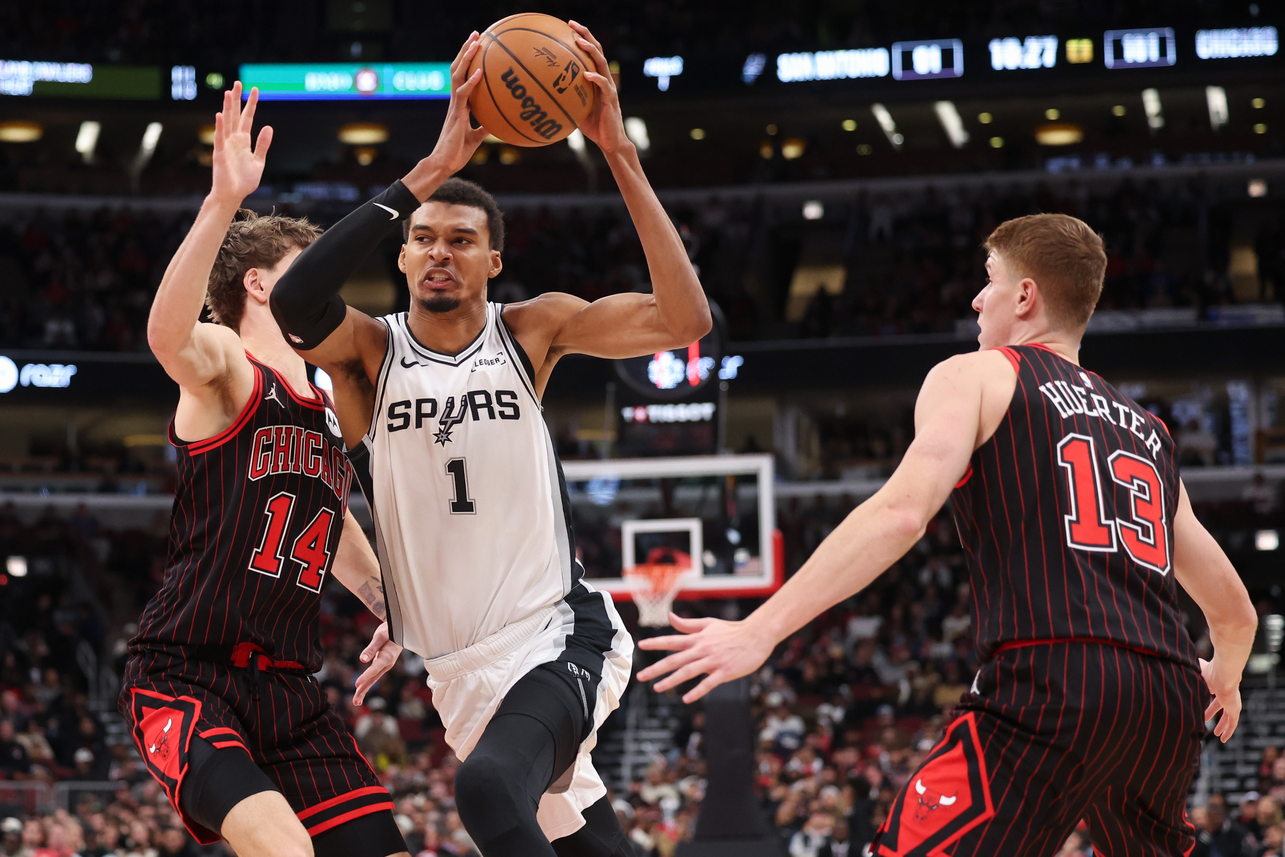 San Antonio Spurs forward Victor Wembanyama (1) drives against Chicago Bulls forward Matas Buzelis (14) during the fourth quarter at the United Center on Monday, Nov. 10, 2025, in Chicago. (Armando L. Sanchez/Chicago Tribune)