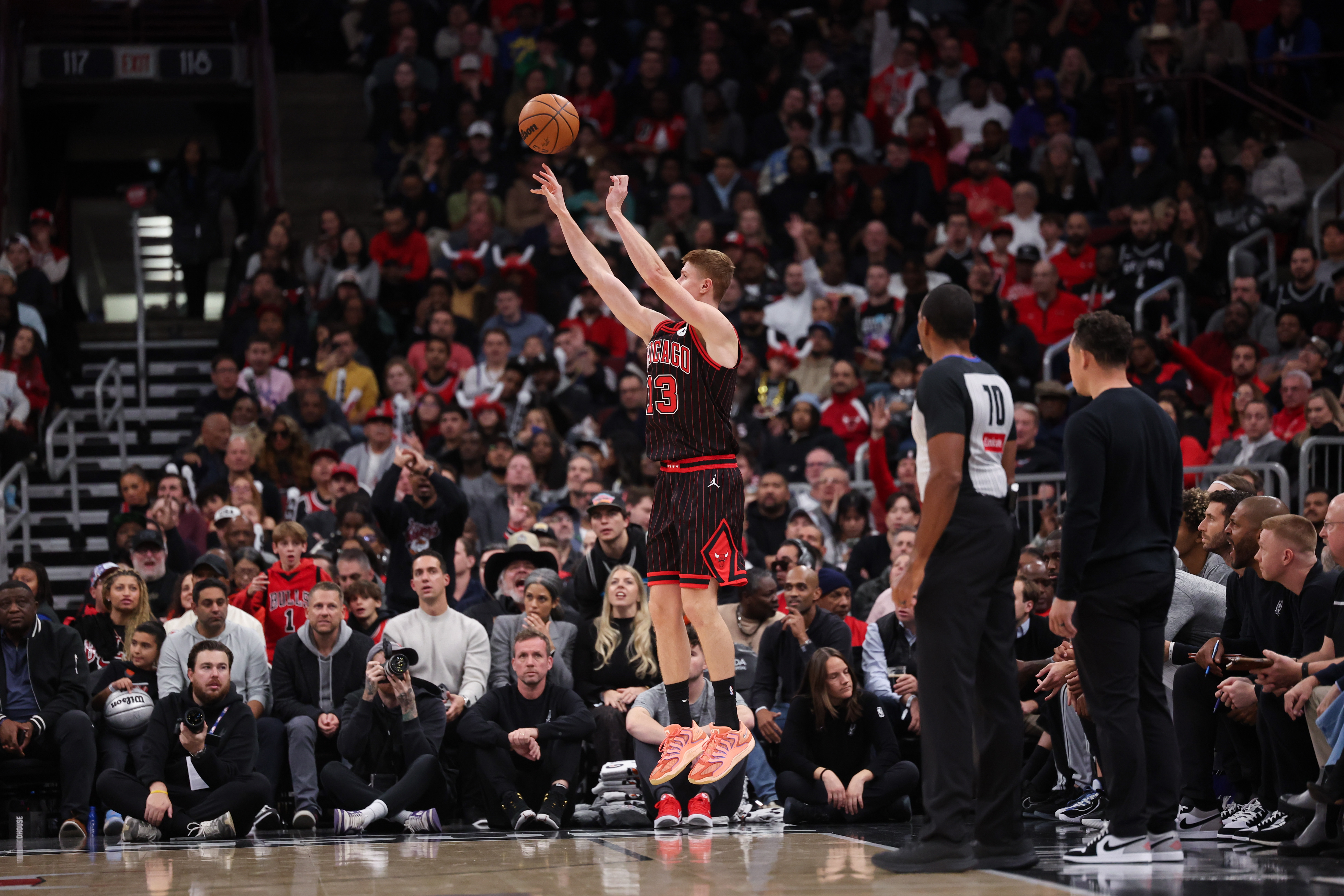 Chicago Bulls guard Kevin Huerter (13) makes a 3-point shot during the fourth quarter against the San Antonio Spurs at the United Center on Monday, Nov. 10, 2025, in Chicago. (Armando L. Sanchez/Chicago Tribune)