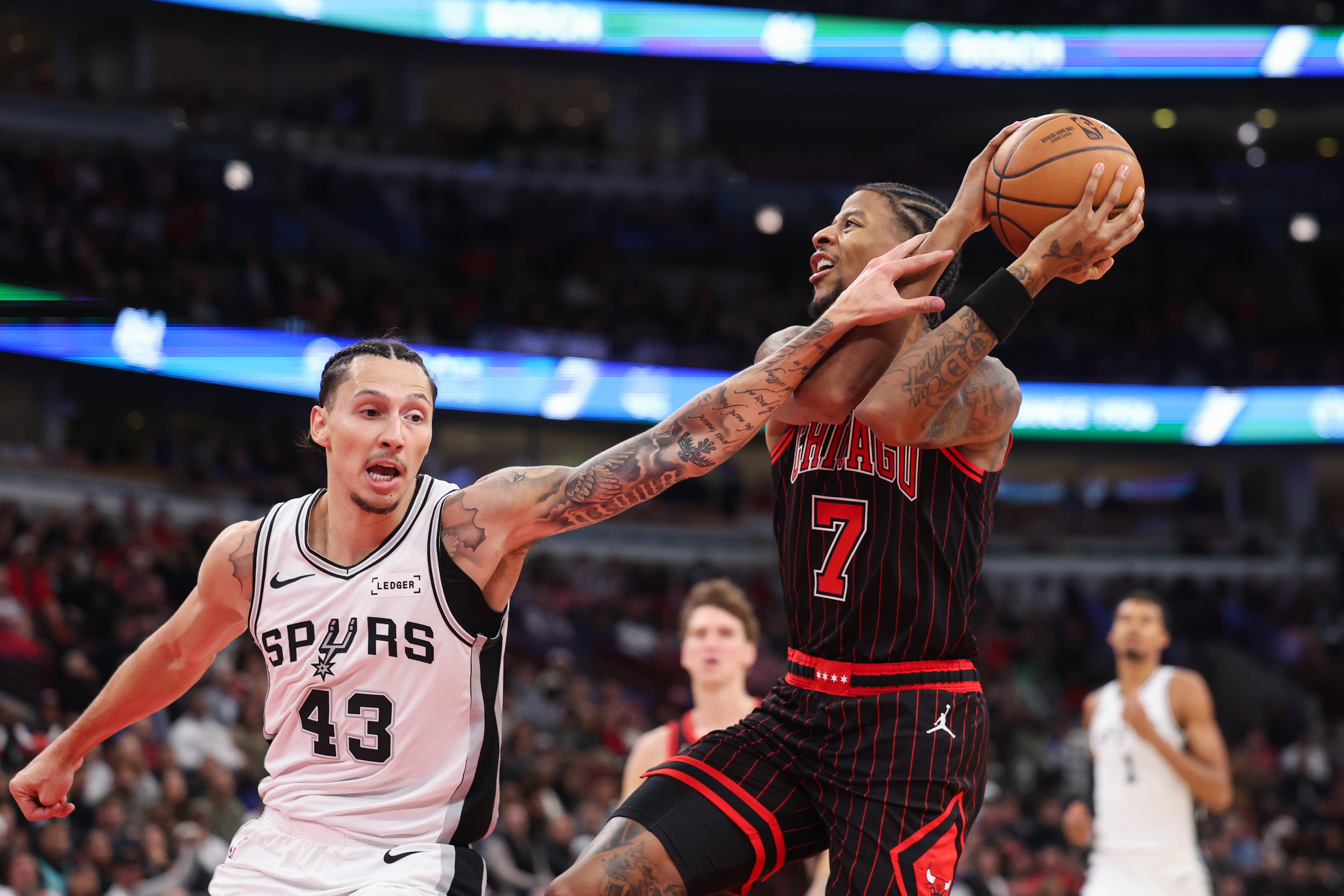 San Antonio Spurs forward Lindy Waters III (43) fouls Chicago Bulls forward Dalen Terry (7) during the second quarter at the United Center on Monday, Nov. 10, 2025, in Chicago. (Armando L. Sanchez/Chicago Tribune)