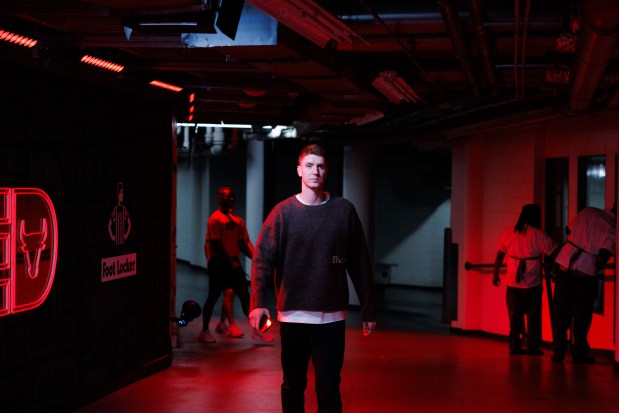 Chicago Bulls guard Kevin Huerter walks to the locker room before playing the San Antonio Spurs at the United Center on Monday, Nov. 10, 2025, in Chicago.. (Armando L. Sanchez/Chicago Tribune)