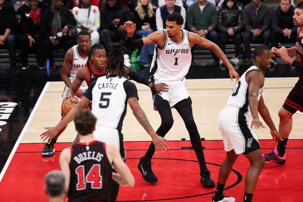 San Antonio Spurs forward Victor Wembanyama (1) guards Chicago Bulls guard Ayo Dosunmu (11) during the first quarter at the United Center on Monday, Nov. 10, 2025, in Chicago. (Armando L. Sanchez/Chicago Tribune)