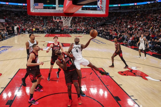 San Antonio Spurs guard De'Aaron Fox (4) goes up for a shot against Chicago Bulls forward Patrick Williams (44) during the first half at the United Center on Monday, Nov. 10, 2025, in Chicago. (Armando L. Sanchez/Chicago Tribune)