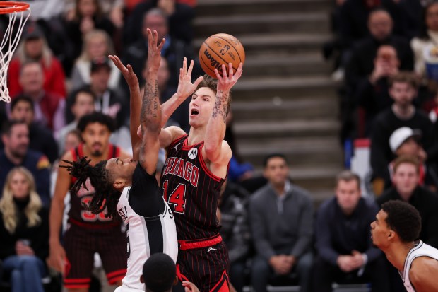 San Antonio Spurs guard Stephon Castle (5) guards Chicago Bulls forward Matas Buzelis (14) during the first quarter at the United Center on Monday, Nov. 10, 2025, in Chicago. (Armando L. Sanchez/Chicago Tribune)
