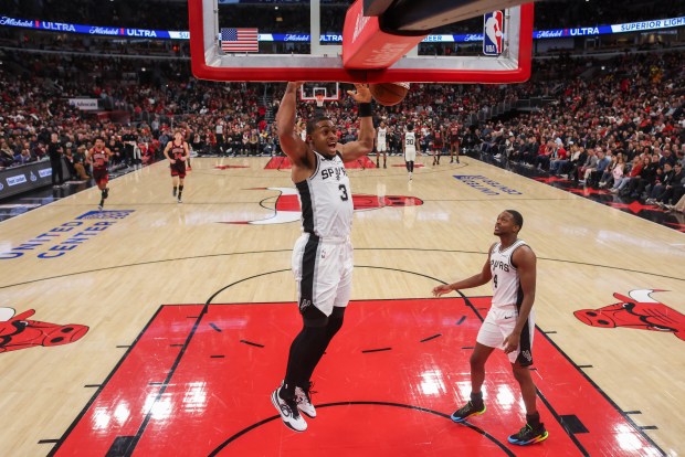 San Antonio Spurs forward Keldon Johnson (3) dunks the ball during the first half against the Chicago Bulls at the United Center on Monday, Nov. 10, 2025, in Chicago. (Armando L. Sanchez/Chicago Tribune)