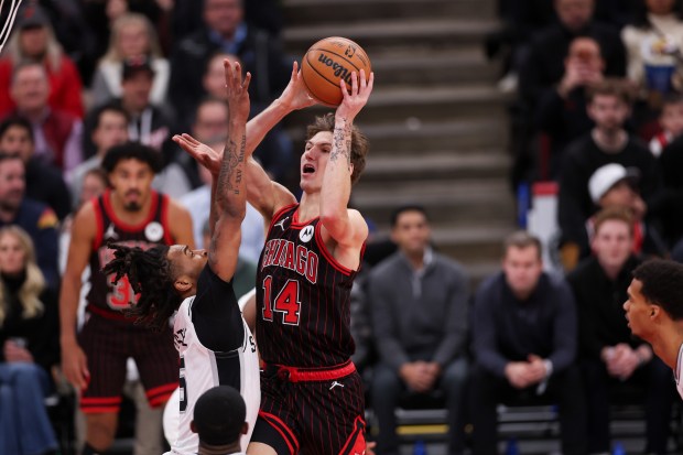 San Antonio Spurs guard Stephon Castle (5) guards Chicago Bulls forward Matas Buzelis (14) during the first quarter at the United Center on Monday, Nov. 10, 2025, in Chicago. (Armando L. Sanchez/Chicago Tribune)