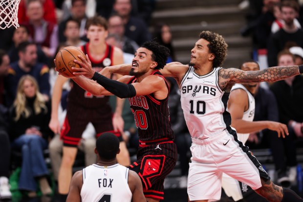 San Antonio Spurs forward Jeremy Sochan (10) guards Chicago Bulls guard Tre Jones (30) during the first quarter at the United Center on Monday, Nov. 10, 2025, in Chicago. (Armando L. Sanchez/Chicago Tribune)