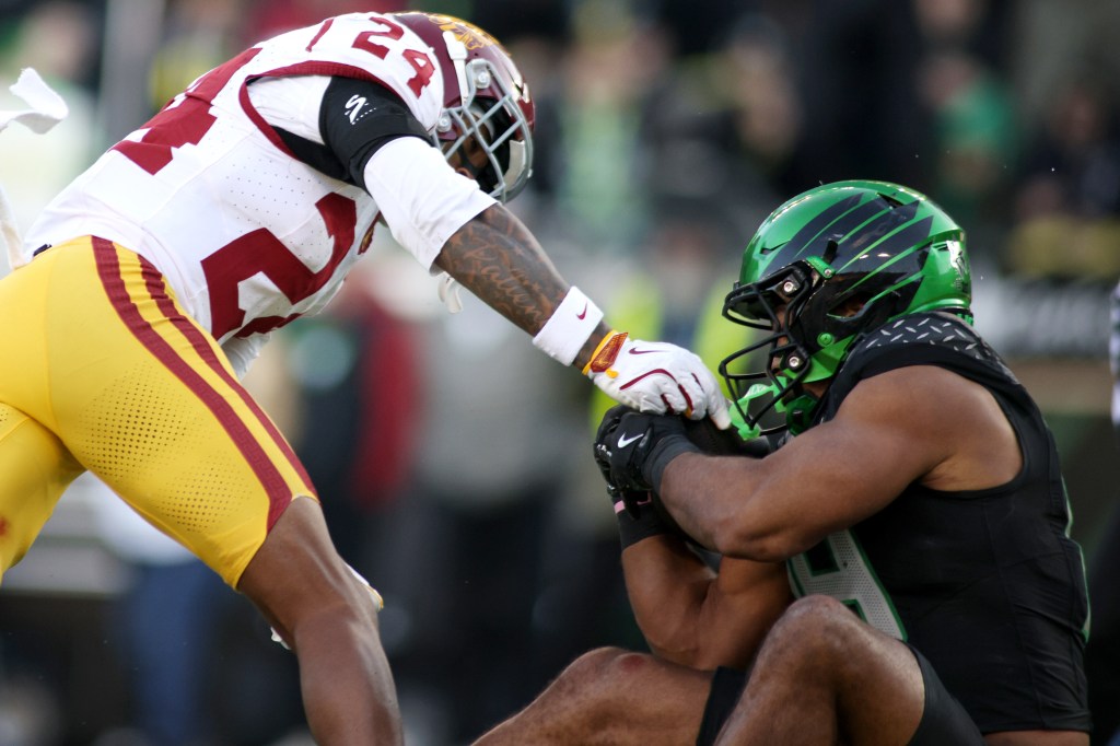 No. 7 Oregon beats No. 15 USC 42-27