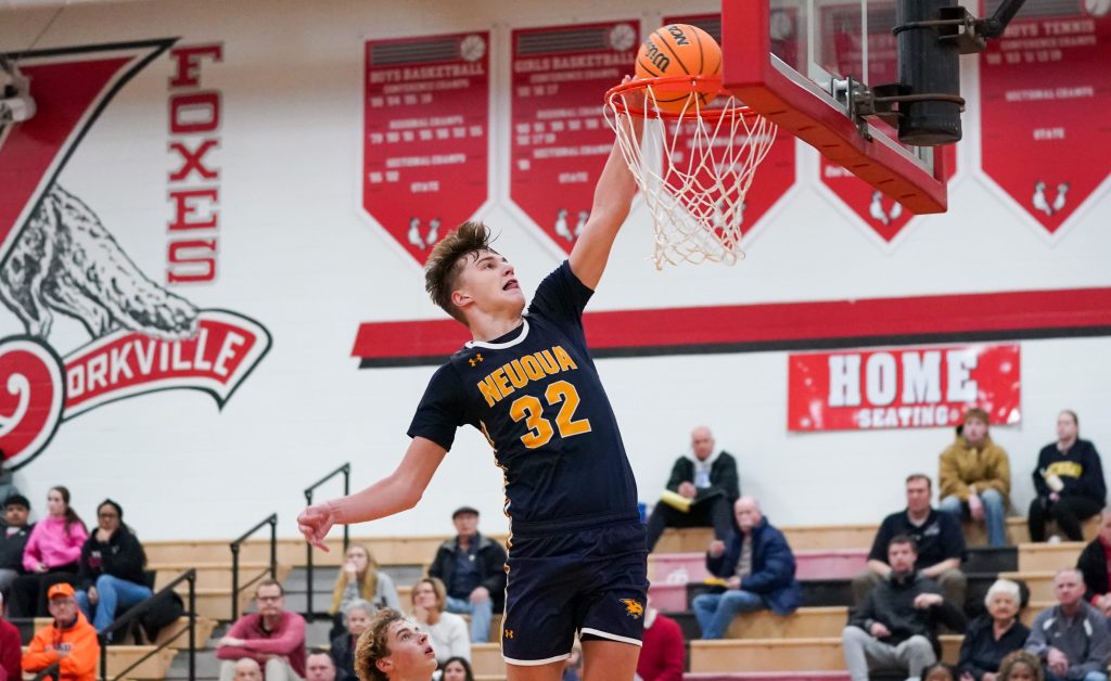 Cole Kelly scores 33 points for Neuqua Valley