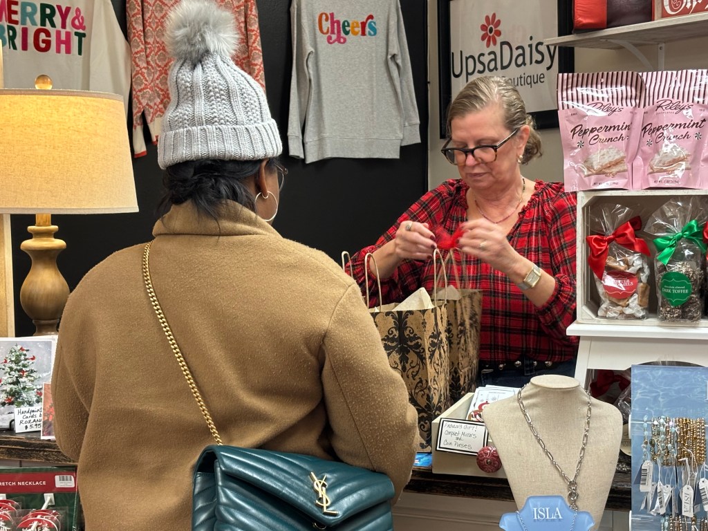 Homewood businesses welcome Christmas shoppers by candlelight