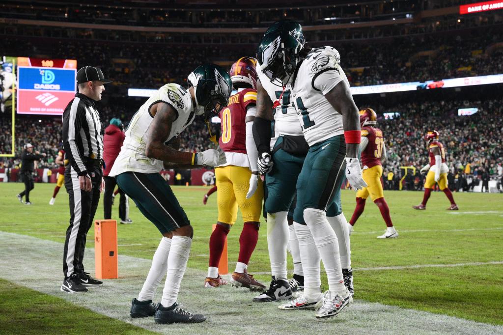 Hurts y Eagles ganan segundo título consecutivo de la NFC Este al vencer 29-18 a Commanders – Chicago Tribune
