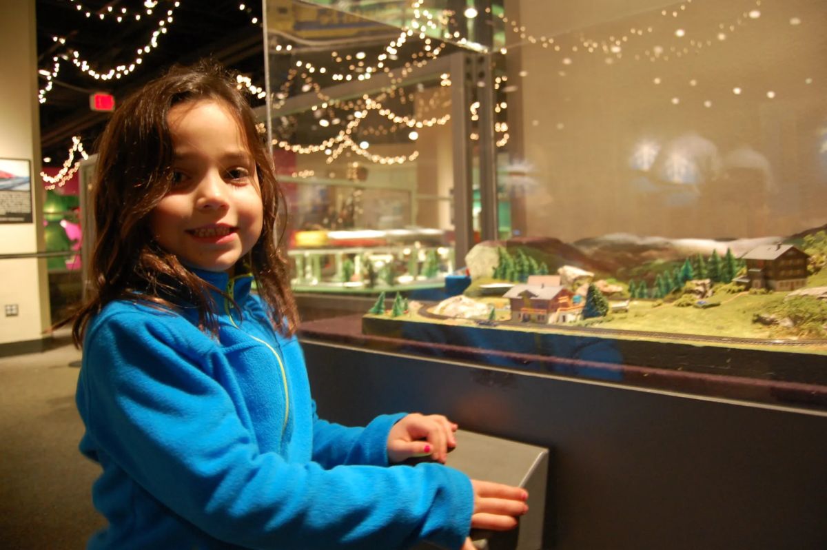 trainsgirl scaled 1 1 16 Christmas weekend events like Cirque Dreams Holidaze—Dec. 26-28