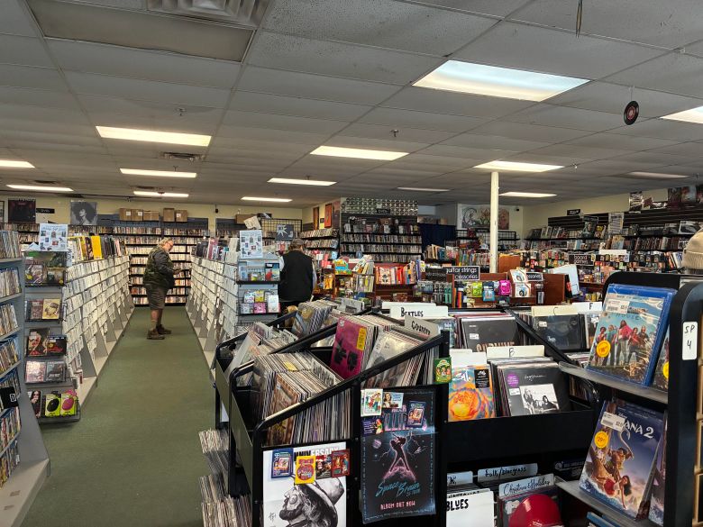 Bull Moose regulars react to Windham store closure