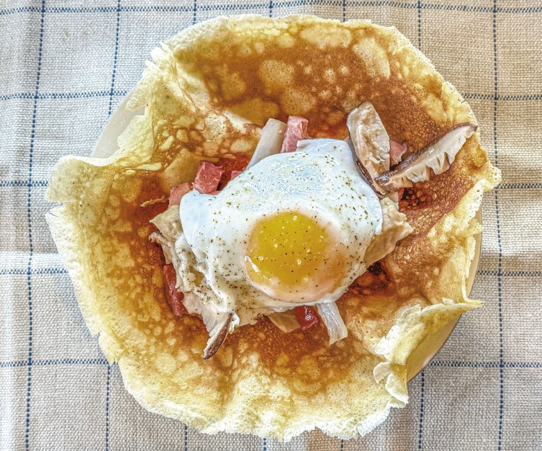 Crêpe with ham, apples, cheddar and mushrooms