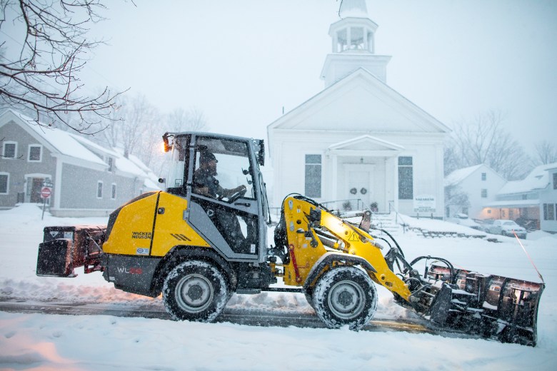 Maine hit with wintry mix, causing messy commute, school closures