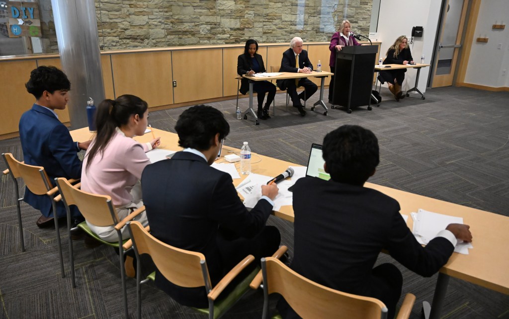 Howard County executive candidates discuss environment, education at teen-led forum