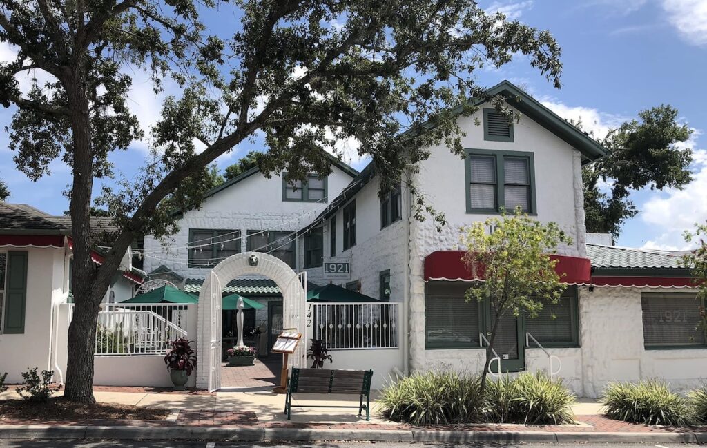 27 hidden gem small town restaurants only a drive from Orlando