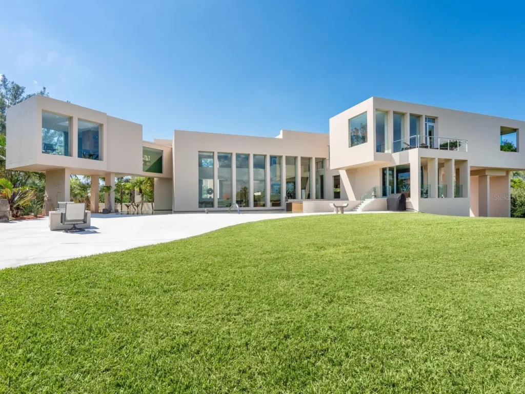 'House of Columns' by famed architect Carl Abbott now for sale in Florida