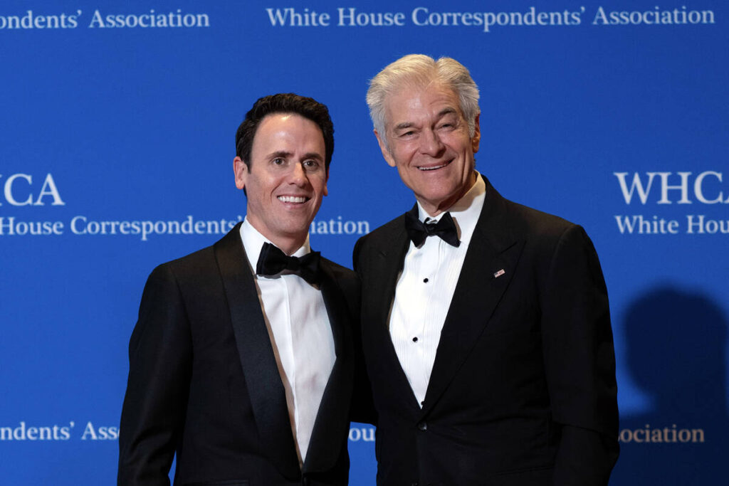 Oz Pearlman and Mehmet Oz pose for photographers as they arrive at the annual White House Corre ...