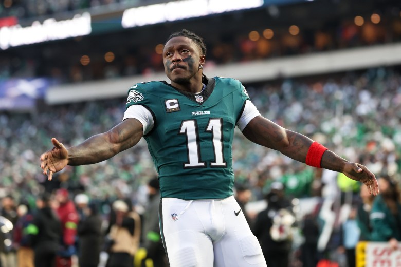 Patriots acquire receiver A.J. Brown from Eagles