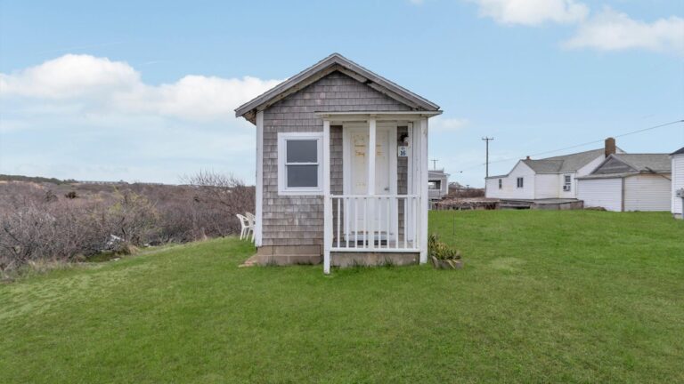 189-square-foot Cape Cod beach cottage lists for $295k