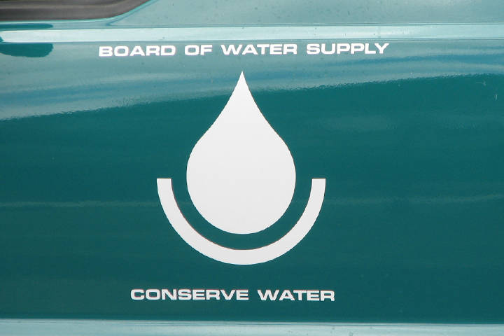 Board of Water Supply fixing 2 water main breaks in Maunawili Valley