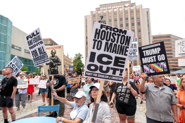 Crowd gathers in Portland to protest killing of Colombian man by federal immigration agent