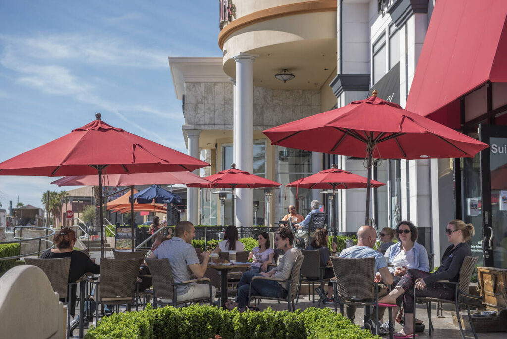 Patrons enjoy al fresco dining during the warm weather at Sambalatte at Boca Park in Las Vegas ...