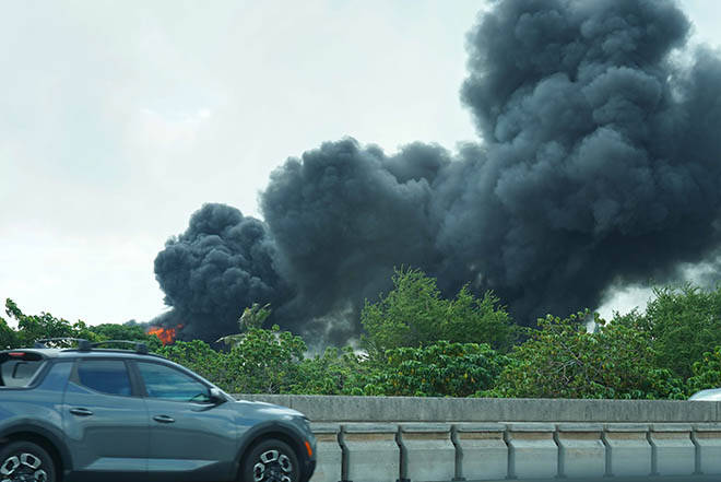 MICHELLE BIR / SPECIAL TO THE STAR-ADVERTISER
                                Heavy black smoke from a junkyard fire rises over H-1 Freeway westbound near Waipahu this afternoon.